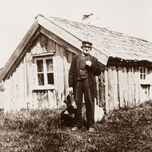 Stuga med hög mullbänk och fönster