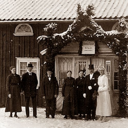 Gammaldags bröllopståg med hästar och folk