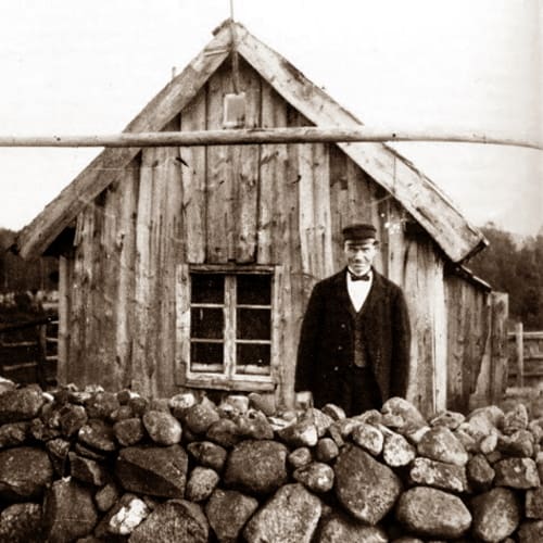 Petter Smed utanför sin stuga ca 1905